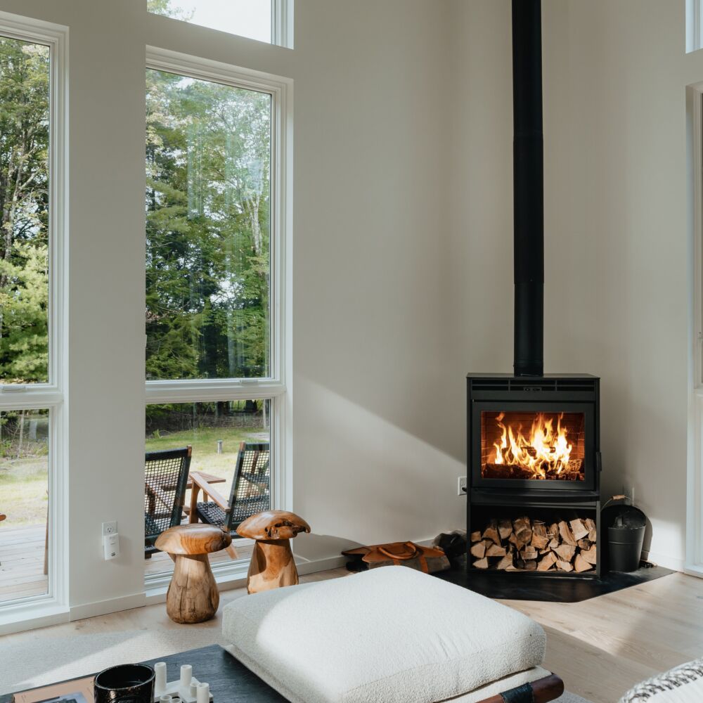 Kamin med vedförvaring